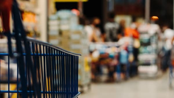 How are commercial facilities balancing the need for fresh air with energy savings?